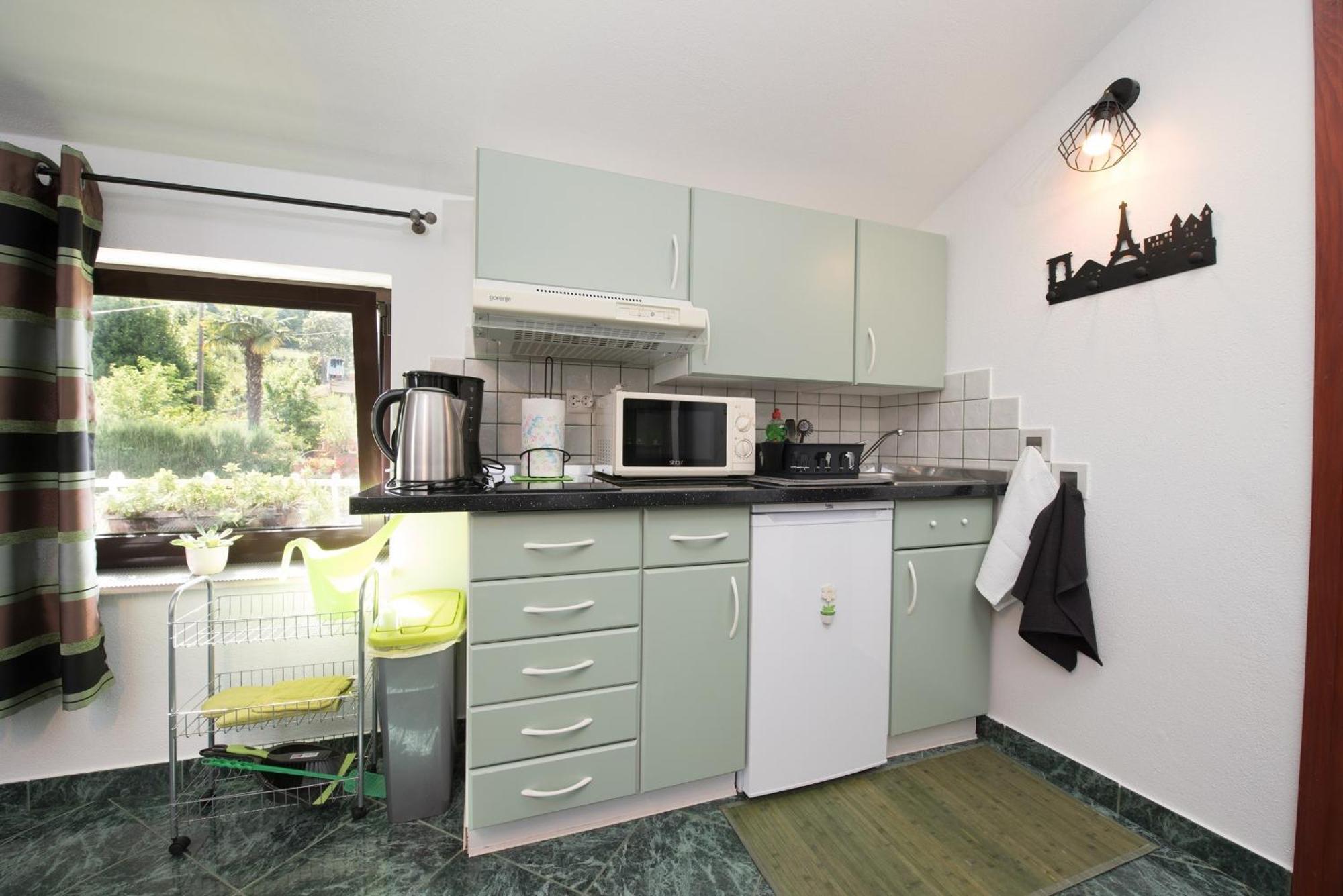 Apartments Villa Zara Ловран Екстериор снимка