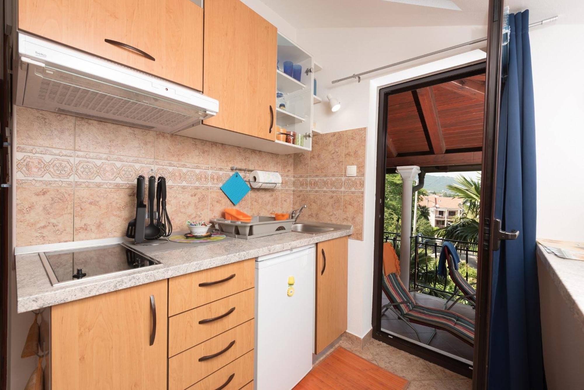 Apartments Villa Zara Ловран Екстериор снимка
