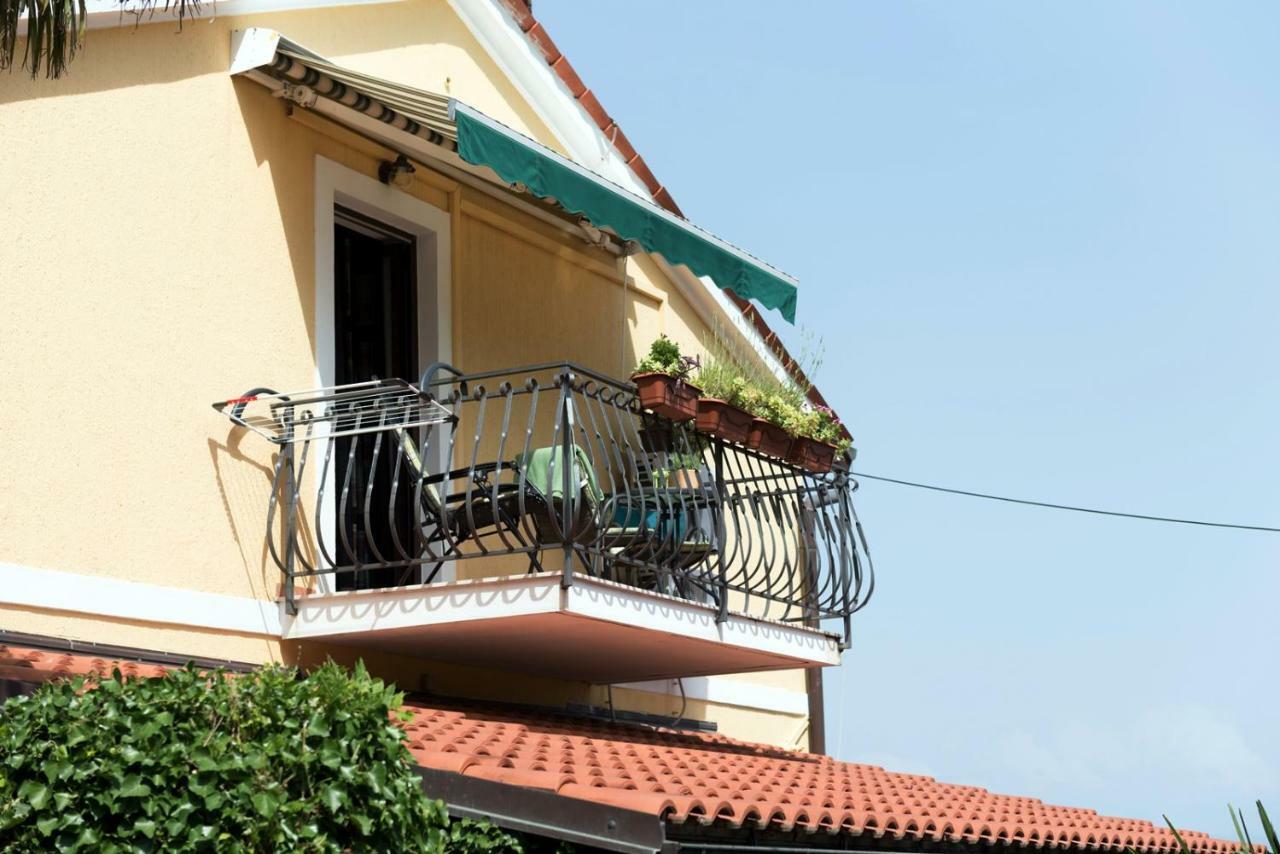 Apartments Villa Zara Ловран Екстериор снимка