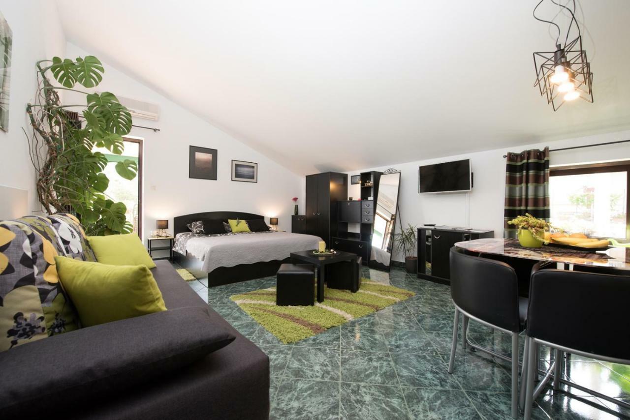 Apartments Villa Zara Ловран Екстериор снимка