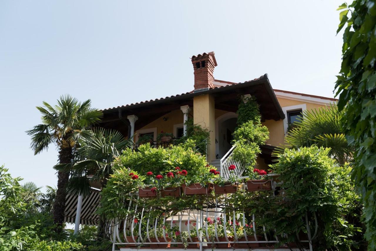 Apartments Villa Zara Ловран Екстериор снимка