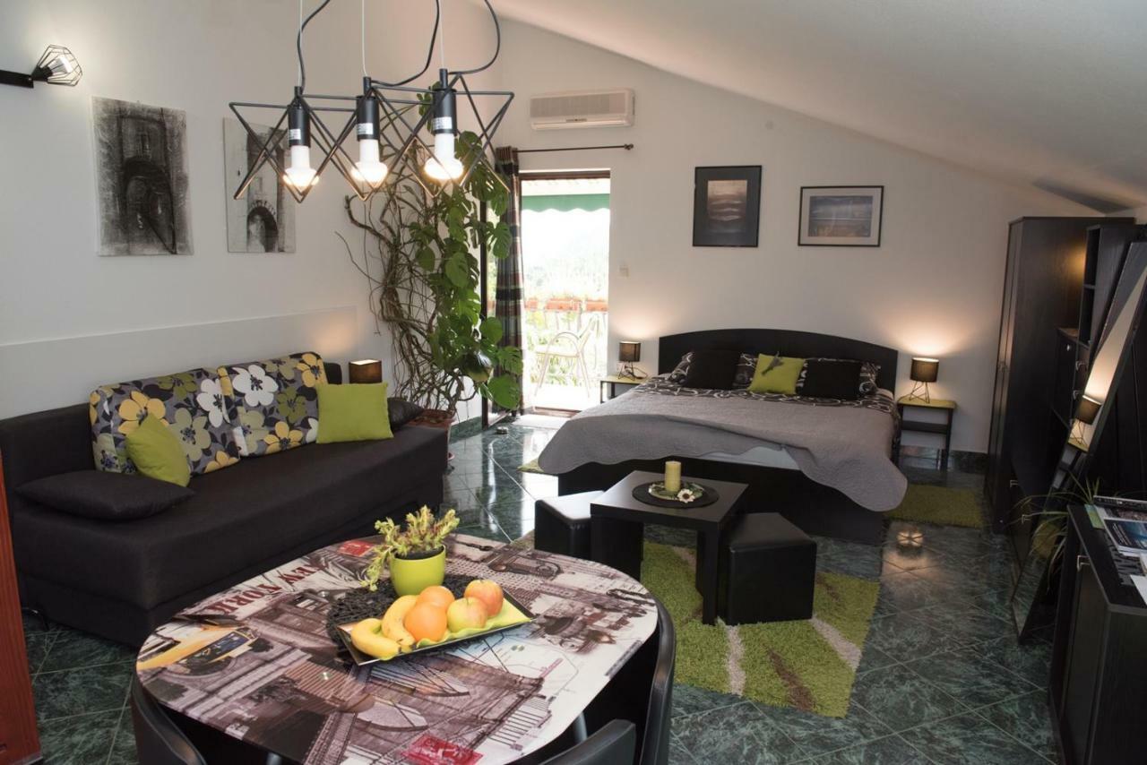 Apartments Villa Zara Ловран Екстериор снимка